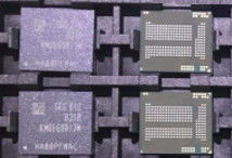 Porcellana Chip di memoria dell&#039;azionamento di stoccaggio di KMQE60013M-B318 -16+16 EMCP D3 32gb Emmc per i microcontroller fabbrica